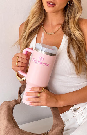 Close-up of the bubblegum pink tumbler's white lid, clear straw, and pink handle