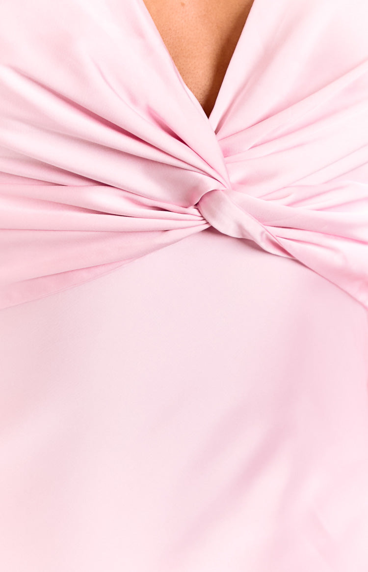Close-up of the light pink maxi dress bodice with a twisted knot design